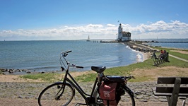 Ein geparktes Fahrrad vor der herrlichen Kulisse des Leuchtturms der Insel Marken.