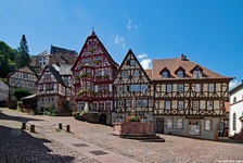 Fachwerkhäuser am idyllischen Marktplatz von Miltenberg.