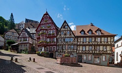 Fachwerkhäuser am idyllischen Marktplatz von Miltenberg.