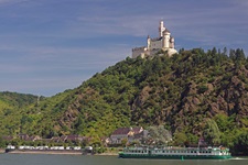 Die majestätisch über dem Rhein thronende Marksburg.