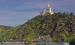 Die majestätisch über dem Rhein thronende Marksburg.