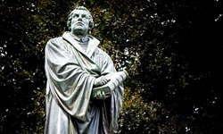 Die Statue von Martin Luther ist Teil des Luther-Denkmals in Worms.