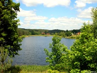 Einer der vielen Seen der Masurischen Seenplatte mit angrenzenden Wäldern