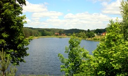 Blick über die einzigartige Landschaft und einen See in Masuren