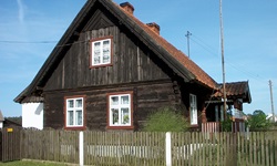 Typisches Holzhaus in Masuren