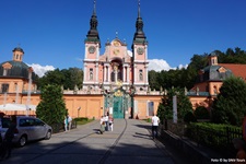 Blick auf den Eingang der Wallfahrtskirche in Heiligelinde