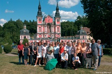 Eine Touristengruppe steht vor der Wallfahrtskirche in Heiligelinde