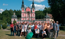 Eine Touristengruppe steht vor der Wallfahrtskirche in Heiligelinde