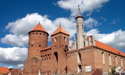 Blick auf die Burg mit Kirche auf der rechten Seite in Rößel