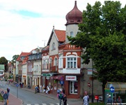 Blick auf die Geschäfte in der Innenstadt von Sensburg in Masuren