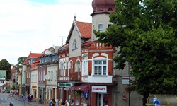 Blick auf die Geschäfte in der Innenstadt von Sensburg in Masuren