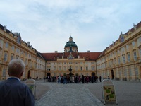 Blick in den riesigen Innenhof der Benediktinerabtei von Melk.