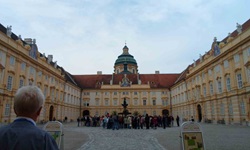 Touristen im Innenhof des Benediktinerstifts Melk.