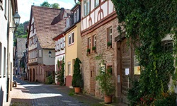 Eine romantische, von Fachwerkhäusern gesäumte Gasse in Miltenberg.