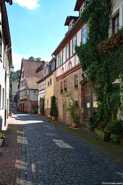 Eine romantische, von Fachwerkhäusern gesäumte Gasse in Miltenberg.