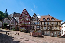 Blick auf den Marktplatz von Miltenberg mit Brunnen und Fachwerkhäusern