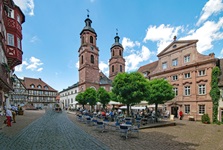 Fußgängerzone mit Pfarrkirche in Miltenberg