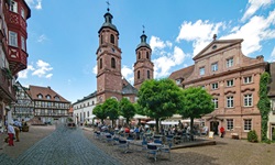 Fußgängerzone mit Pfarrkirche in Miltenberg