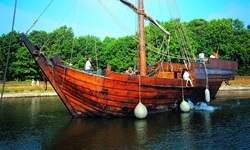 Ein altes Holzschiff im Mittelalterzentrum Nykobing in Dänemark