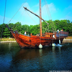 Ein altes Holzschiff im Mittelalterzentrum Nykobing in Dänemark