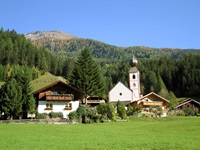 Blick auf ein paar Häuser und auf die Kirche Maria Dornach im Mölltal