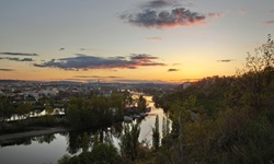 Blick hinab zur Moldau in der Abendstimmung