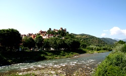 Der zwischen Saluzzo und Mondovi gelegene Ort Fossano mit seiner charakteristischen Burg erhebt sich idyllisch über einem Fluss.