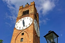 Der Uhrturm Belvedere in Mondovi.