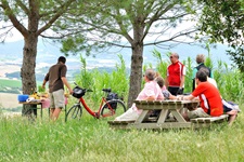 Radfahrer machen Rast an einer Picknickstelle auf der Rundfahrt ab Montecatini