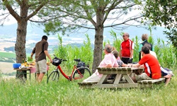 Radfahrer machen Rast an einer Picknickstelle auf der Rundfahrt ab Montecatini