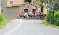Eine Gruppe Fahrradfahrer macht Pause an einem Haus auf der Toskana Rundfahrt ab Montecatini
