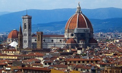 Blick auf die Stadt Florenz mit ihrer herausragenden Kathdrale Santa Maria del Fiore und ihrer weltbekannten Kuppel