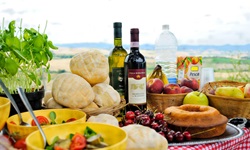 Ein reichlich gedeckter Tisch mit typisch italienischen Speisen und Getränken