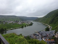 Blick von oben auf die gewundene Donau an kleinen Städtchen