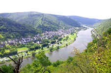 Die Mosel schlängelt sich an einem Dorf und an einem Campingplatz vorbei