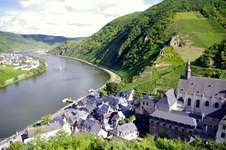 Die Mosel schlängelt sich durch das Tal an Dörfern mit Weinbergen vorbei