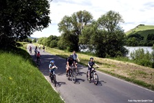 Eine Radlergruppe fährt auf dem Mosel-Radweg entlang