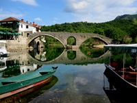 Blick auf eine Steinbrücke auf der Radreise Inselhüpfen Montenegro