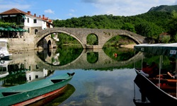Blick auf eine Steinbrücke auf der Radreise Inselhüpfen Montenegro