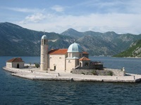 Blick auf die Insel "Lady of the rocks" mit ihrer bekannten Kirche vor der Küste von Perast in der Bucht von Kotor in Montenegro