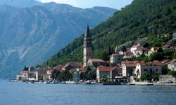 Blick auf die Kleinstadt Perast unterhalb des St.-Elias-Bers am Ufer der Bucht von Kotor