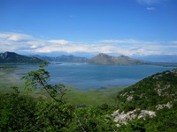 Blick auf den großen Skutarisee in Montenegro