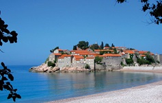 Blick auf die Hotelinsel Sveti Stefan auf der Radreise Inselhüpfen Montenegro