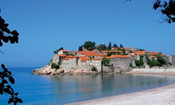 Blick auf die Hotelinsel Sveti Stefan auf der Radreise Inselhüpfen Montenegro