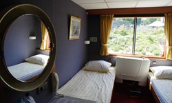 Zwei-Bett Zimmer mit zwei getrennten Betten und einem großen Fenster auf der Andante