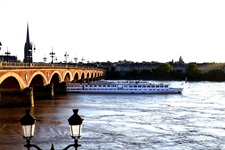 Die MS Bordeaux fährt unter dem Pont de Pierre in Bordeaux hindurch.