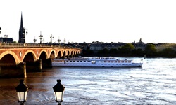 Die MS Bordeaux fährt unter dem Pont de Pierre in Bordeaux hindurch.