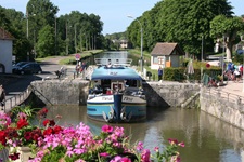 Die MS Fleur in einer Schleuse.