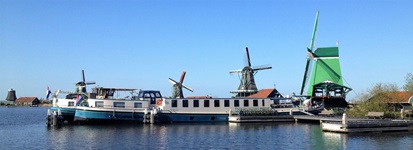 Die MS Fleur ankert in Holland vor mehreren Windmühlen.
