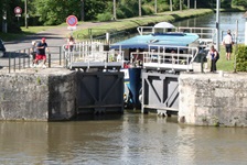 Die MS Fleur liegt in einer Schleuse uhnd wartet, bis ihr die sich öffnenden Schleusentore den Weg freigeben.